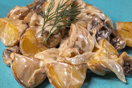 Картофель жареный с грибами и сливками