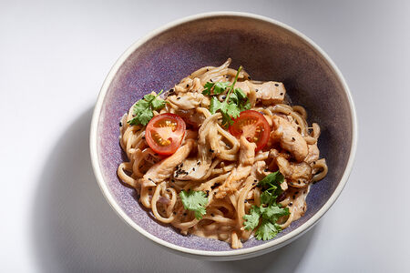 Лапша рамен в сливочном соусе с куриным филе и овощами