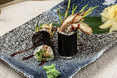 Ручные роллы в жареном нори с угрем