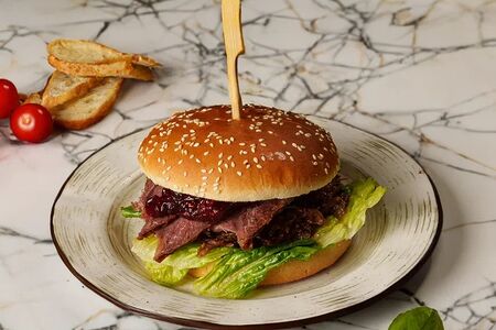 Бургер с томленной щекой