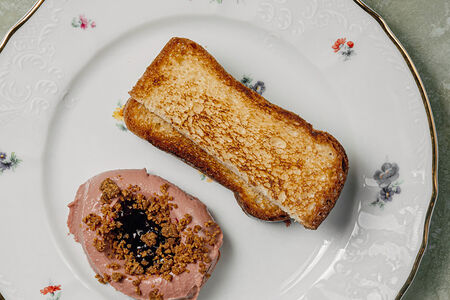 Пашет из куриной печени, черная смородина, бриошь