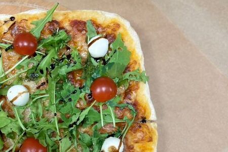 Пицца римская с шариками молодой моцареллы