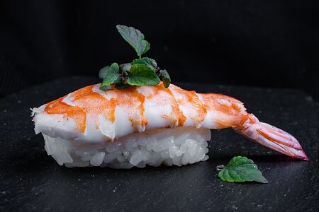 Суши с креветкой