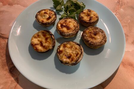 Шампиньоны, запечённые с сыром сулугуни и брынзой