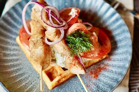 Картофельная вафля с куриным шашлычком и соусом дзадзики