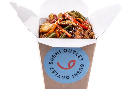 Вок с говядиной в соусе кимчи с пшеничной лапшой