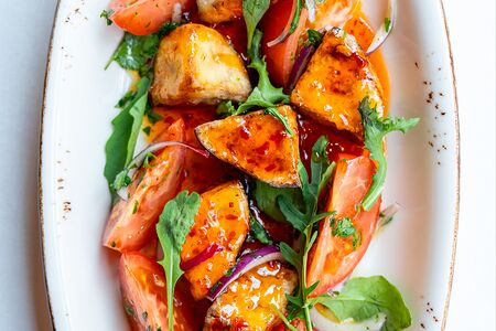 Салат с хрустящими баклажанами и томатами