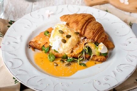 Круассан с лососем и яйцом пашот