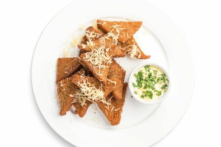 Сухарики с сырным соусом