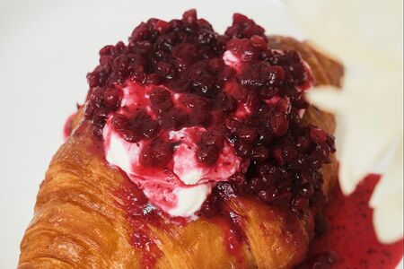 Жареный круассан с рикоттой и вареньем