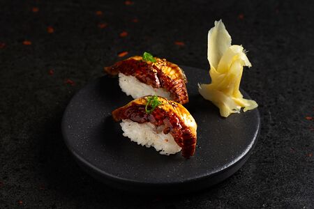 Суши с угрем