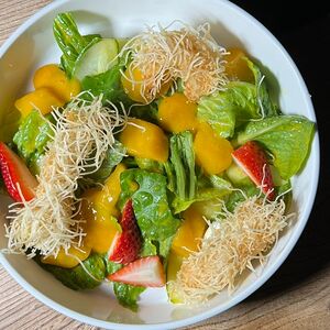 Салат с креветками в хрустящем тесте