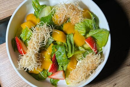 Салат с креветками в хрустящем тесте