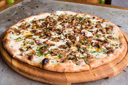 Пицца с белыми грибами