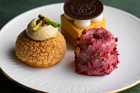 Ассорти из небольших пирожных