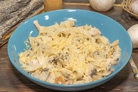 Паста с копчёной курицей и грибами