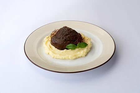 Телячьи щечки с картофельным пюре