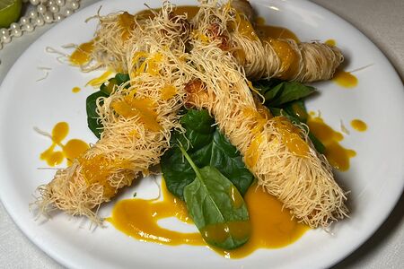 Креветки в катаифи с соусом манго