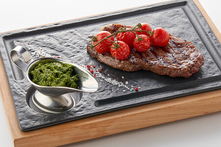 Рибай стейк Prime Beef с томатами черри и соусом демиглас