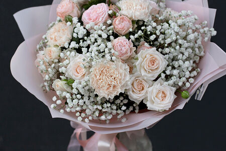 Букет цветов из розовых кустовых роз и диантусов Крем Брюле