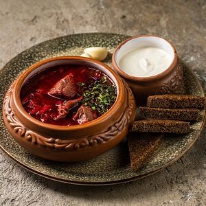 Борщ с говядиной и сметаной