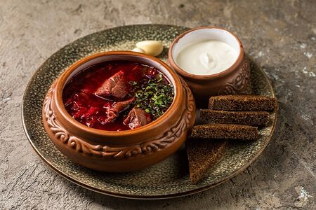 Борщ с говядиной и сметаной