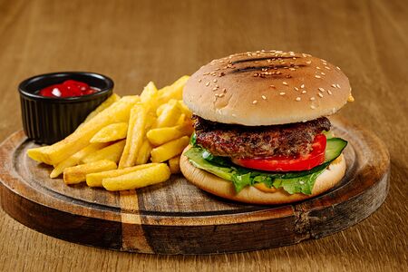 Бургер с говяжей котлетой и картофелем фри