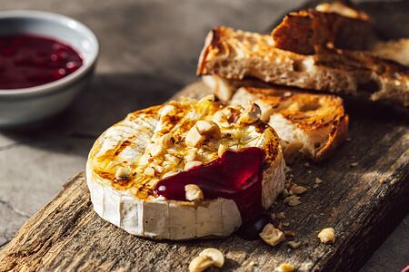 Камамбер гриль с ягодным соусом