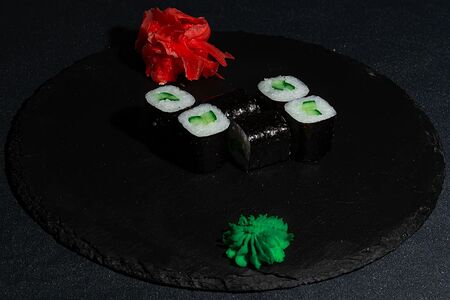 Маки ролл с огурцом