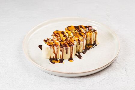 Сладкий ролл с фруктами