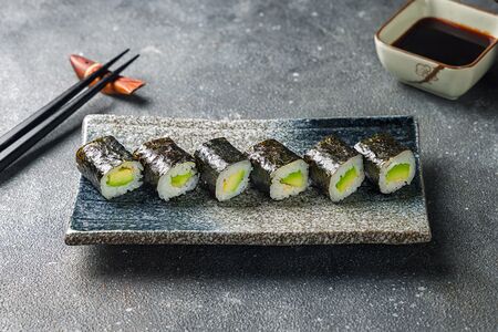 Ролл с авокадо