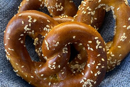 Брецель с кунжутом