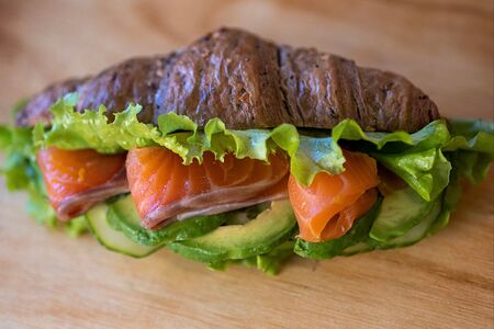 Круассан-сэндвич с лососем