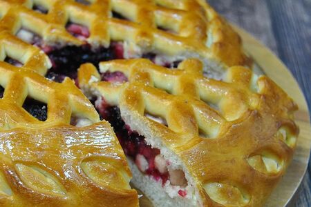 Пирог с яблоком и черной смородиной