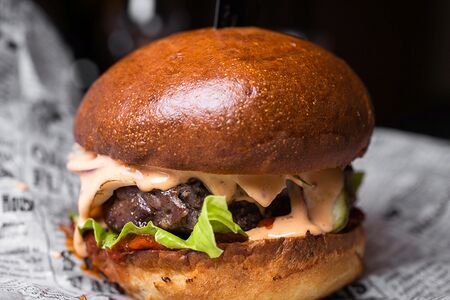 Бургер с говяжьей котлетой