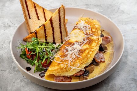 Омлет с шампиньонами и беконом