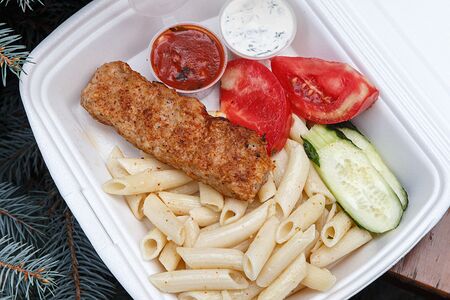 Люля-кебаб куриный с макаронами, помидор, огурец