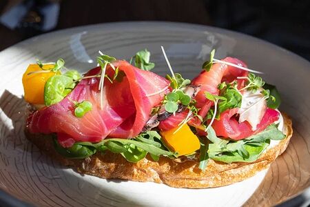 Тост с гравлаксом из лосося, осьминогом и манго