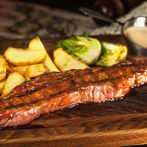 Стейк Денвер глазированный соусом BBQ с деревенским картофелем