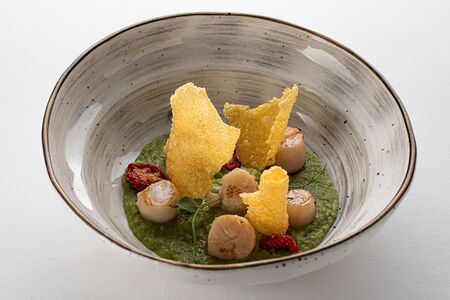 Гребешки с пюре из брокколи