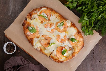 Римская пицца с лососем и сливочным соусом