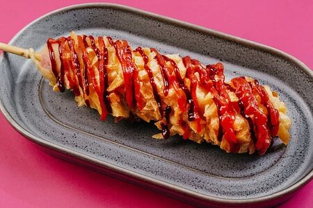 Корн-дог с моцареллой в панировке с картофелем фри