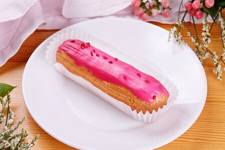 Эклер малиновый