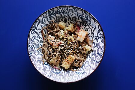 Лапша соба с креветками и киви