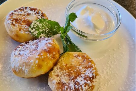 Домашние сырники со сметаной