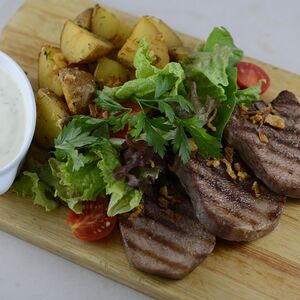 Стейк из языка с картофелем и пикантным соусом