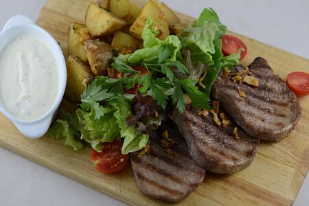 Стейк из языка с картофелем и пикантным соусом