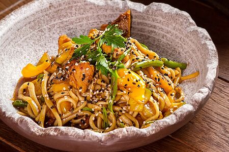 Лапша с курицей и овощами в соусе Терияки