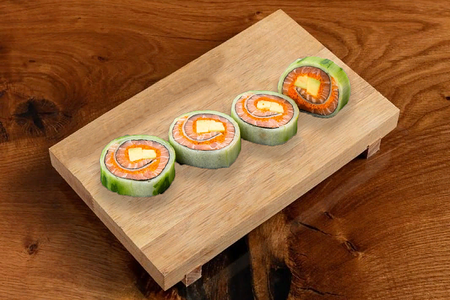 Овощной ролл с лососем