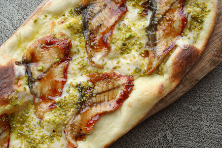 Лахмаджун с угрем, сыром и фисташками